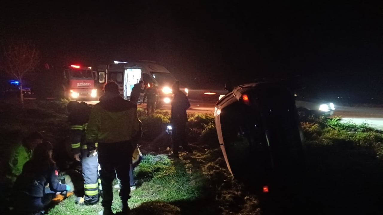 HATAY’IN KIRIKHAN İLÇESİNDE DİREKSİYON HAKİMİYETİNİ KAYBETMESİYLE YOLDAN ÇIKIP DEVRİLEN OTOMOBİL...