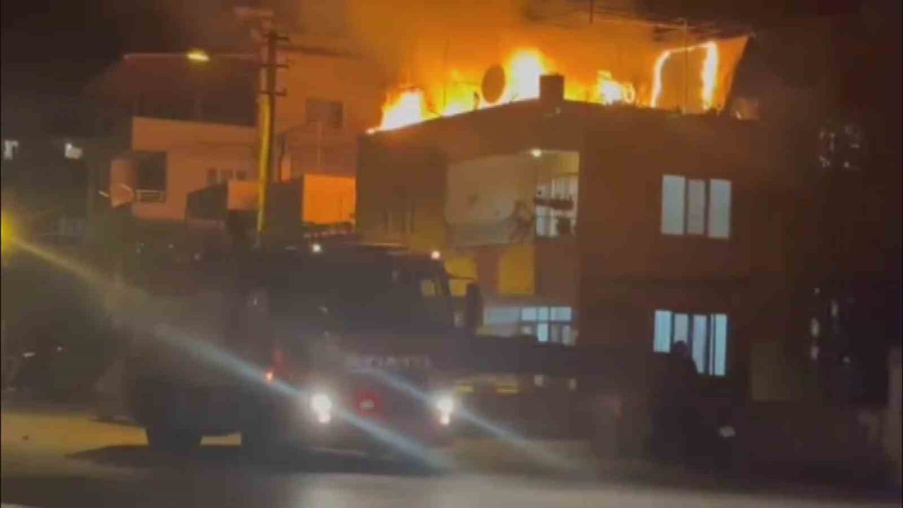 HATAY’IN PAYAS İLÇESİNDE BİLİNMEYEN BİR NEDENDEN DOLAYI MEYDANA GELEN PATLAMA NEDENİYLE EVİN...