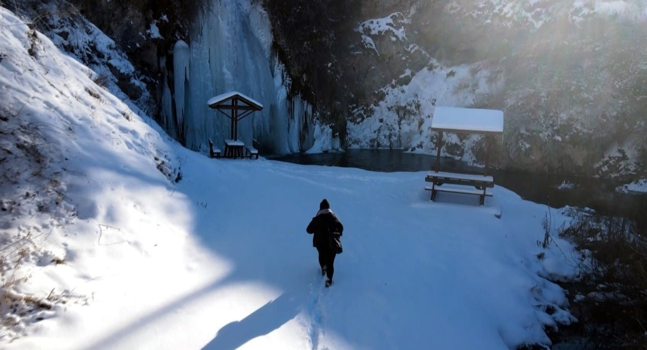 HAVA SICAKLIĞININ EKSİ 20 DERECEYE DÜŞTÜĞÜ BAYBURT’TA BUZ TUTAN SIRAKAYALAR ŞELALESİ, MANZARASIYLA...