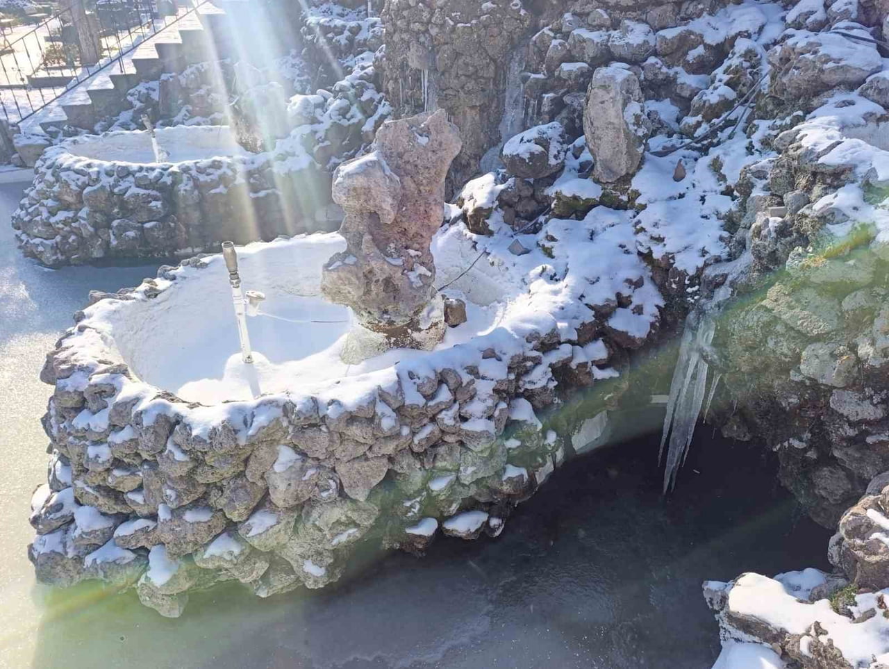 HAVA SICAKLIKLARININ EKSİ 13 DERECELERE KADAR DÜŞTÜĞÜ VE OKULLARIN BİR GÜN TATİL EDİLDİĞİ...