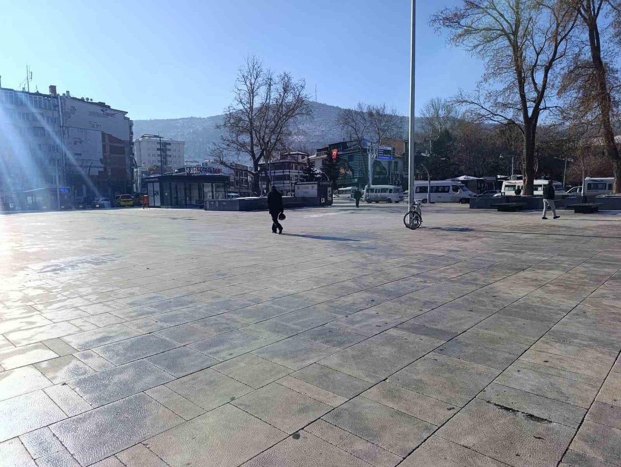 HAVA SICAKLIKLARININ EKSİ 13 DERECELERE KADAR DÜŞTÜĞÜ VE OKULLARIN BİR GÜN TATİL EDİLDİĞİ...