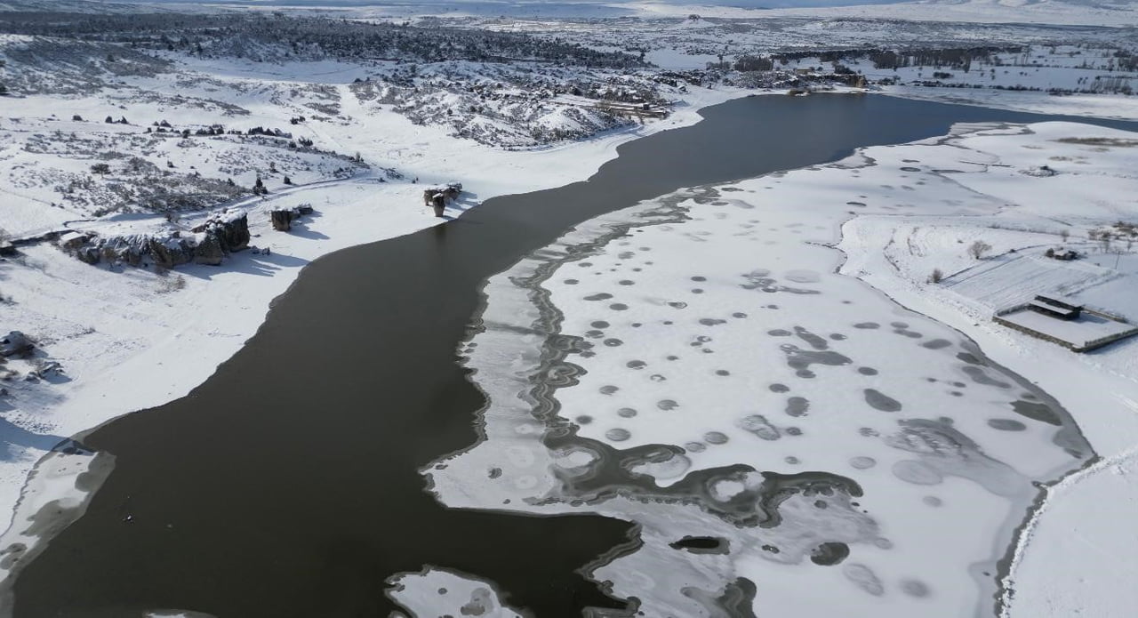 HAVA SICAKLIKLARININ SIFIR DERECELERİN ALTINA DÜŞTÜĞÜ AFYONKARAHİSAR'DA DONAN EMRE GÖLÜ YANI...