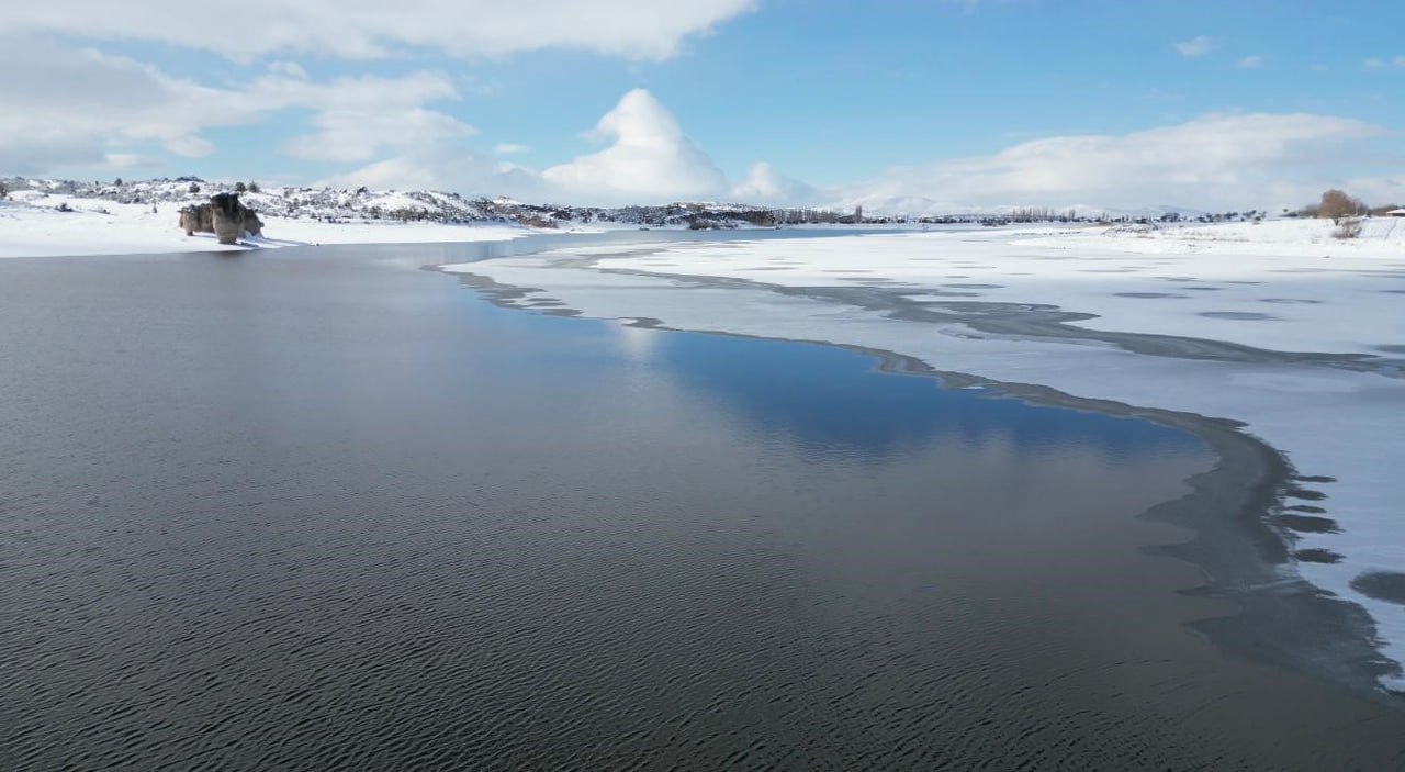HAVA SICAKLIKLARININ SIFIR DERECELERİN ALTINA DÜŞTÜĞÜ AFYONKARAHİSAR'DA DONAN EMRE GÖLÜ YANI...