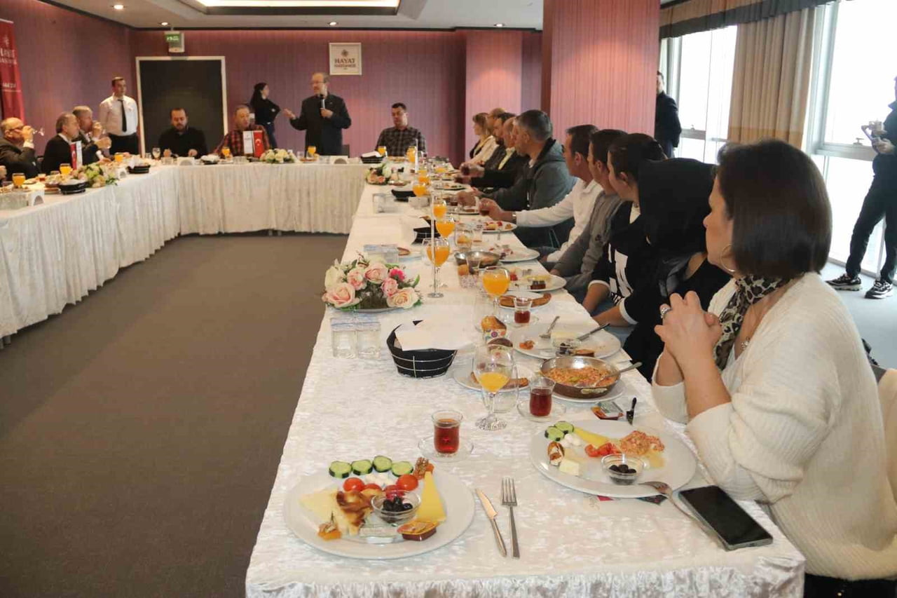 HAYAT SAĞLIK GRUBU YÖNETİM KURULU BAŞKANI UZMAN DOKTOR AHMET ÖZKUL, MUDANYA MUHTARLARINI HAYAT...