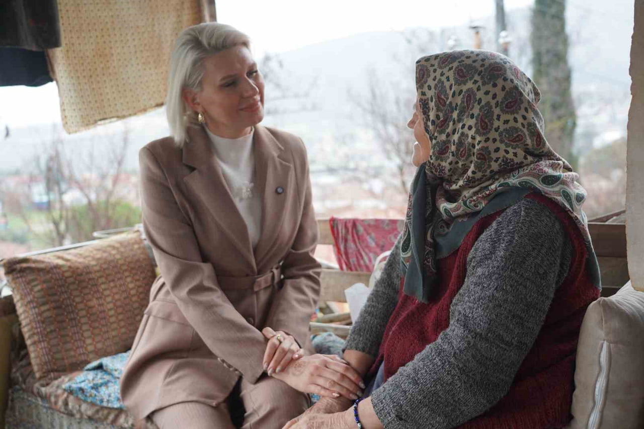 HAZIRLANAN SICAK YEMEKLERİ BAŞKAN SUBAŞI EVLERE TESLİM ETTİ