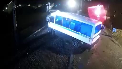 Hemzemin geçitte mahsur kalan dolmuşa tren çarptı, sürücü saniyelerle kurtuldu... Feci kaza...