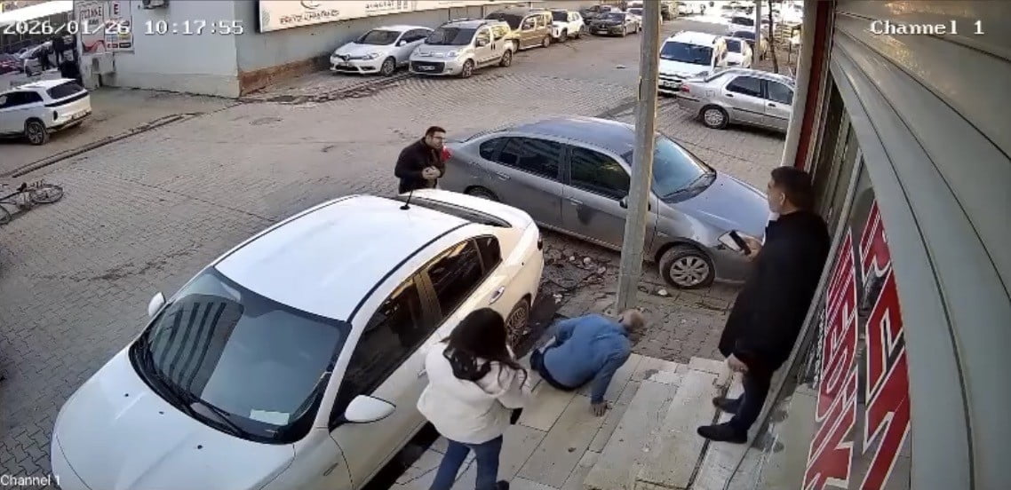 HENÜZ BİLİNMEYEN BİR NEDENLE İKİ GRUP ARASINDA ÇIKAN TARTIŞMA KISA SÜREDE SİLAHLI KAVGAYA...