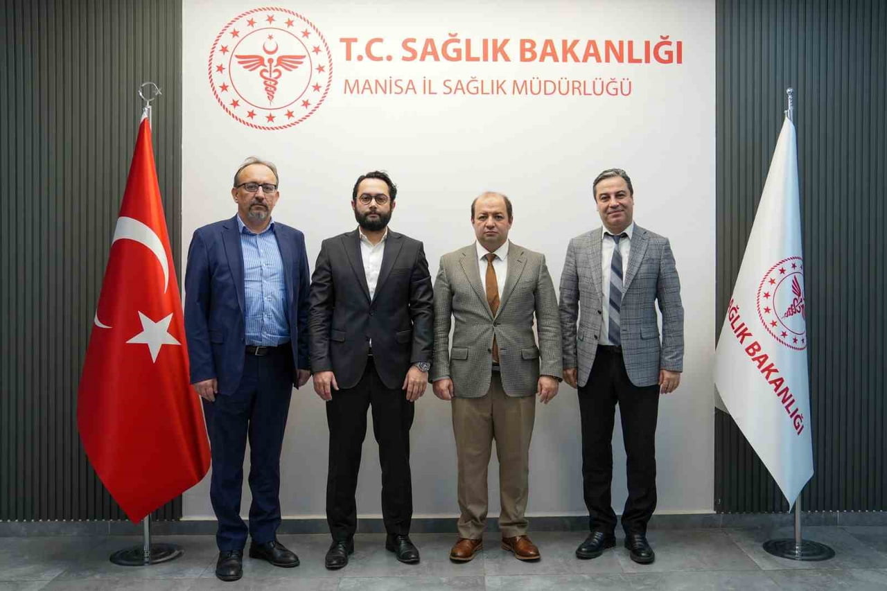 HİLMİ ALTIN (SOLDAN 2.), MANİSA İL SAĞLIK MÜDÜRÜ FATİH ZEREN (SAĞDAN 2.) SOMA DEVLET HASTANESİ...