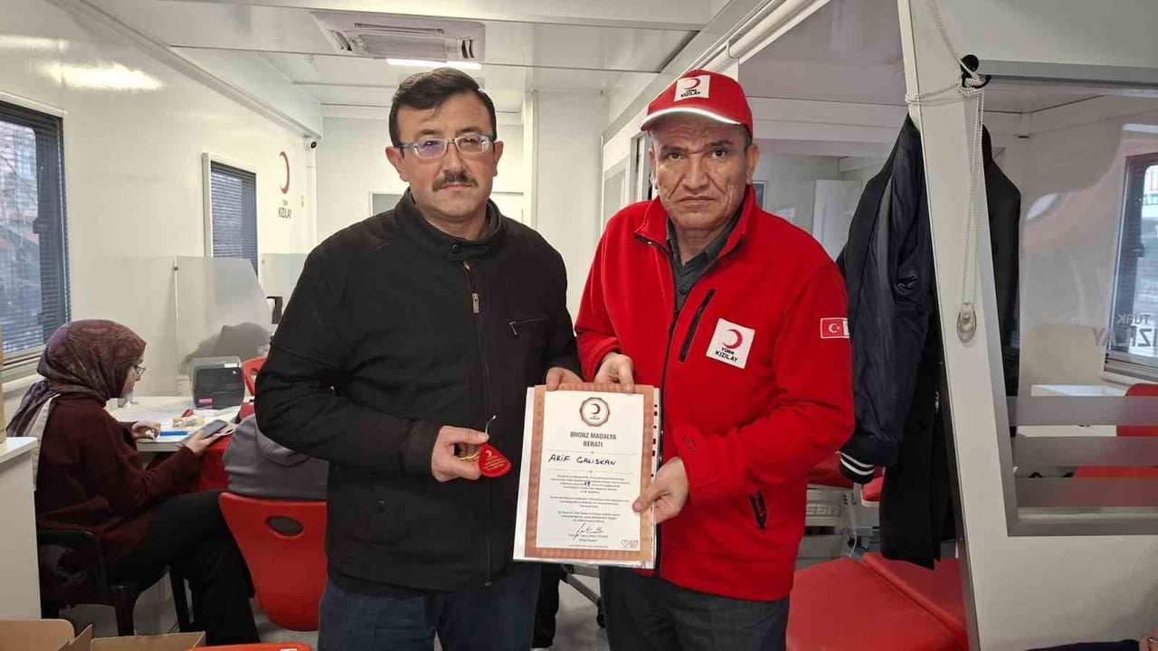 HİSARCIK’TA 15 ÜNİTE KAN BAĞIŞLAYAN VATANDAŞA BRONZ MADALYA