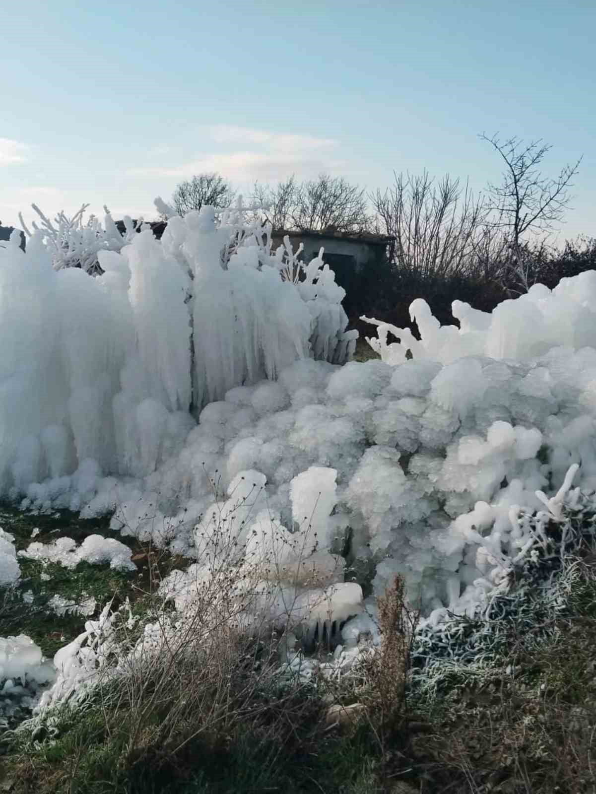 HİSSEDİLEN SICAKLIĞIN EKSİ DERECELERE DÜŞTÜĞÜ EDİRNE’NİN ENEZ İLÇESİNDE DE PATLAYAN SU...