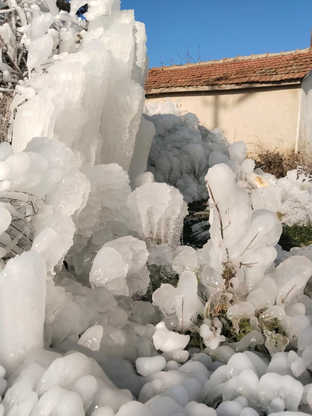 HİSSEDİLEN SICAKLIĞIN EKSİ DERECELERE DÜŞTÜĞÜ EDİRNE’NİN ENEZ İLÇESİNDE DE PATLAYAN SU...