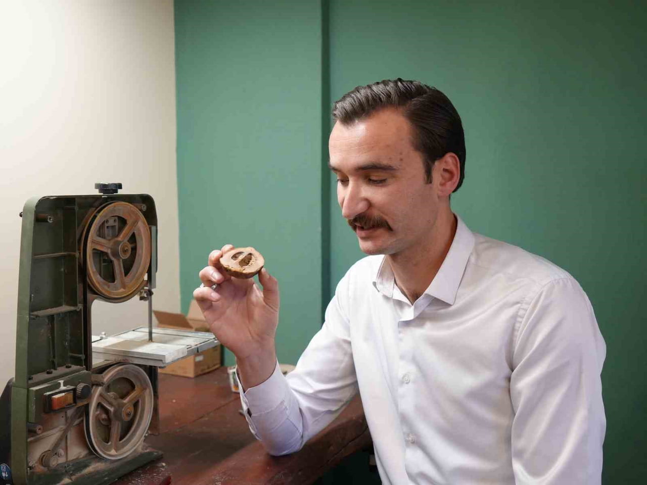 HOBİ OLARAK TESPİH ALIP SATMAYA BAŞLAYAN YUSUF EKŞİOĞLU, MERAKINI İLERİ SEVİYEYE TAŞIYARAK KURDUĞU...