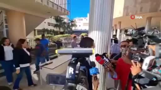 Honduras'ta milletvekili Gladis Aurora Lopez, Ulusal Kongre binası önünde gazetecilere konuştuğu...