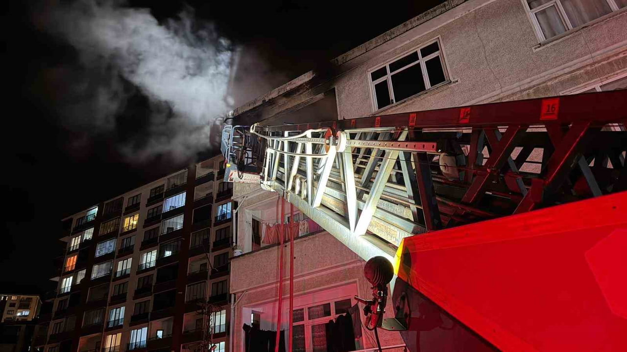 HOPA İLÇESİNDE GECE SAATLERİNDE BİR APARTMAN DAİRESİNDE ÇIKAN YANGIN PANİĞE NEDEN OLDU