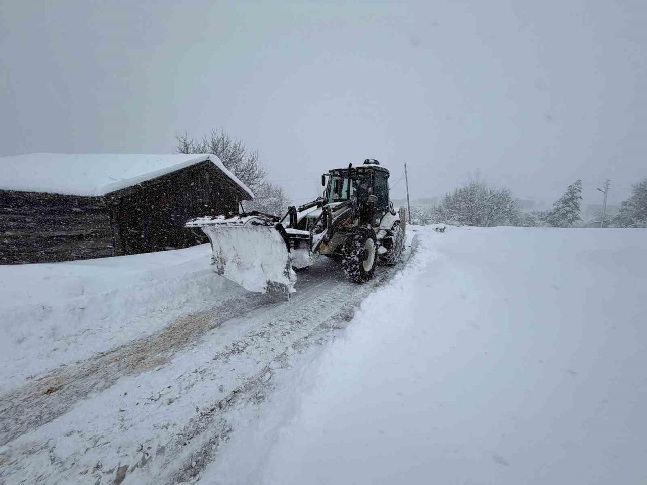 İ KARABÜK’TE ETKİLİ OLAN YOĞUN KAR YAĞIŞI NEDENİYLE KAPANAN 109 KÖY YOLUNDAN 30’U, EKİPLERİN...