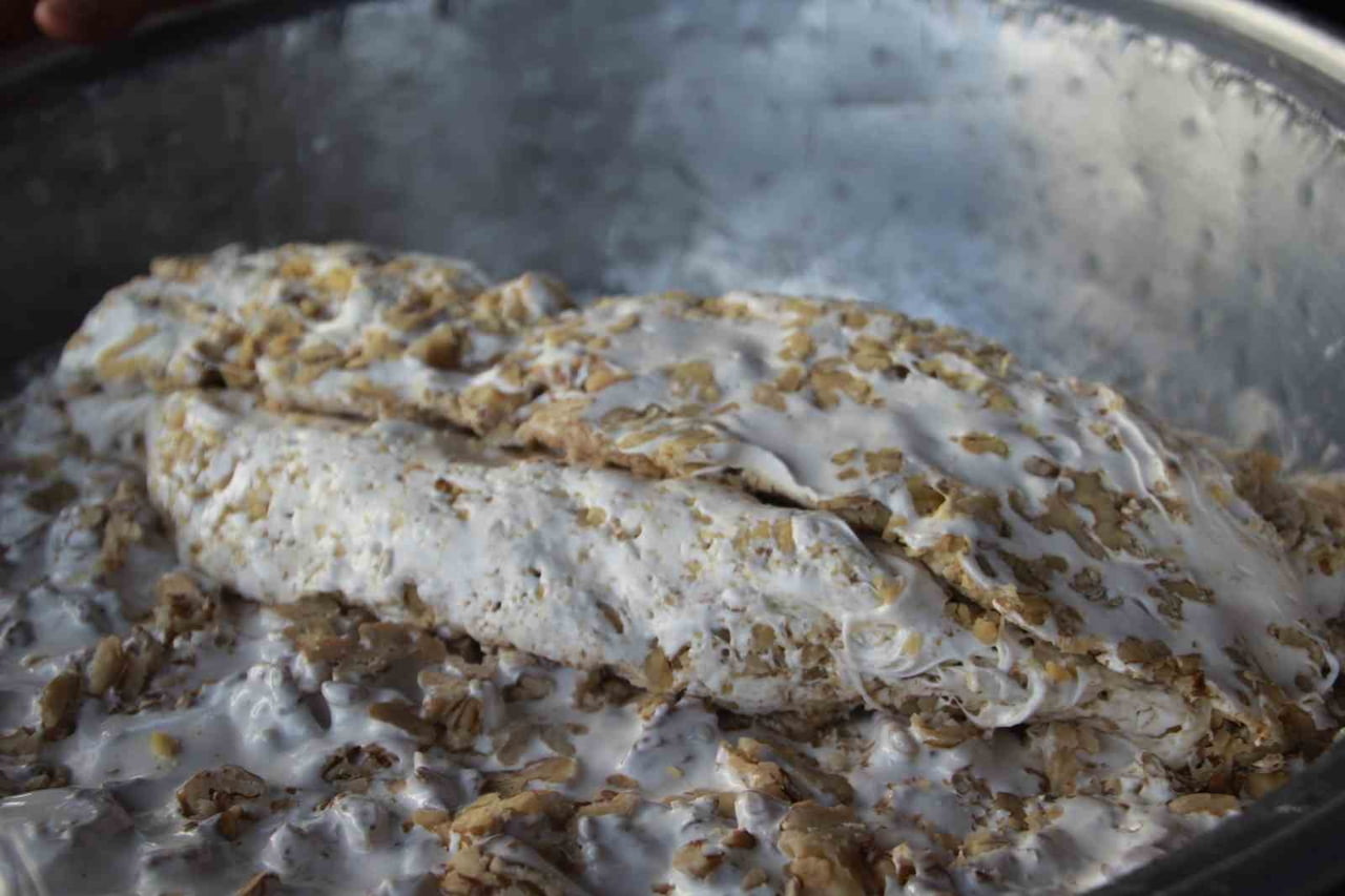 İÇERİSİNDE, ÇÖVEN KÖKÜ, LİMON TUZU, BOL MİKTARDA CEVİZ VE ŞEKER BULUNAN HELVA YAZ AYLARINDA...