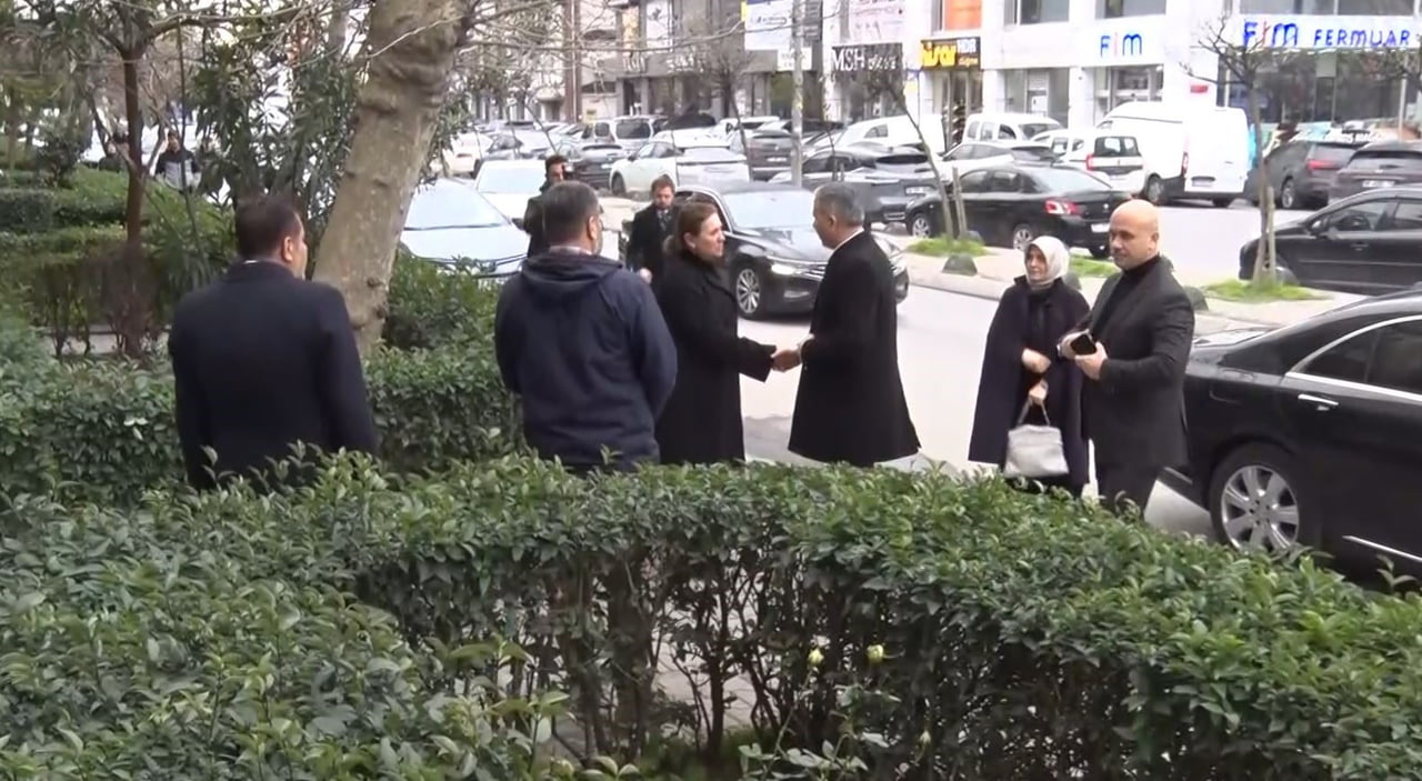 İÇİŞLERİ BAKANI ALİ YERLİKAYA, GÜNGÖREN'DE BIÇAKLANARAK ÖLDÜRÜLEN ATLAS ÇAĞLAYAN'IN AİLESİNE...