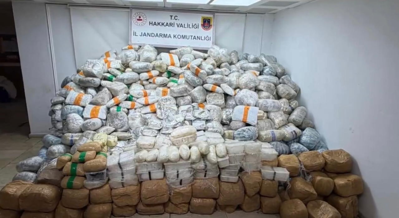 İÇİŞLERİ BAKANI ALİ YERLİKAYA, "YÜKSEKOVA KIRSALINDA; 771 KİLOGRAM SKUNK, 10,5 KİLOGRAM EROİN...