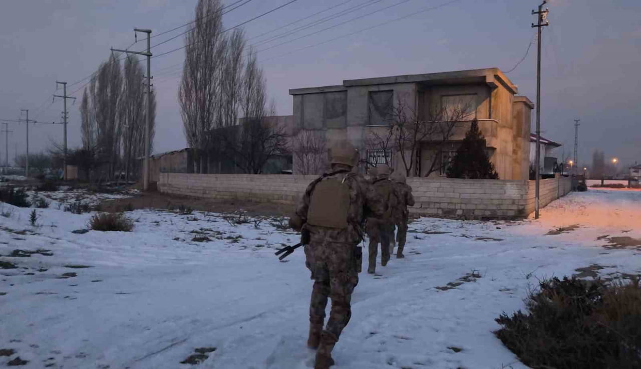 IĞDIR'DA "TORBACI" OLARAK BİLİNEN SOKAK SATICILARINA YÖNELİK 15 ADRESE EŞ ZAMANLI OPERASYON...