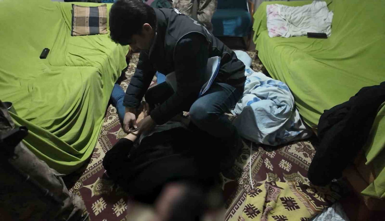 IĞDIR'DA "TORBACI" OLARAK BİLİNEN SOKAK SATICILARINA YÖNELİK 15 ADRESE EŞ ZAMANLI OPERASYON...