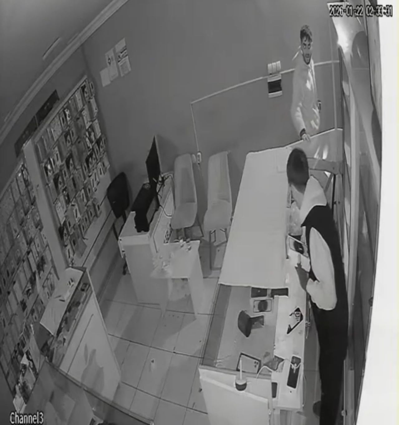 IĞDIR'DA TELEFON SATIŞ MAĞAZASINA GİREN 2 HIRSIZ, ÇOK SAYIDA TELEFONU ALIP KAÇTI. HIRSIZLIK ANLARI...