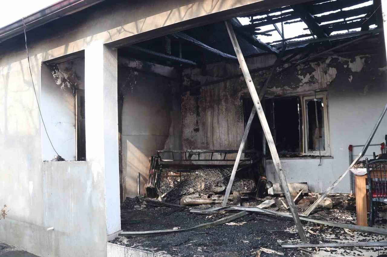 IĞDIR’DA BİRİ APARTMAN ÇATI KATINDA, DİĞERİ İSE KÖYDE AHŞAP BİR EVDE ÇIKAN İKİ AYRI YANGIN PANİĞE...