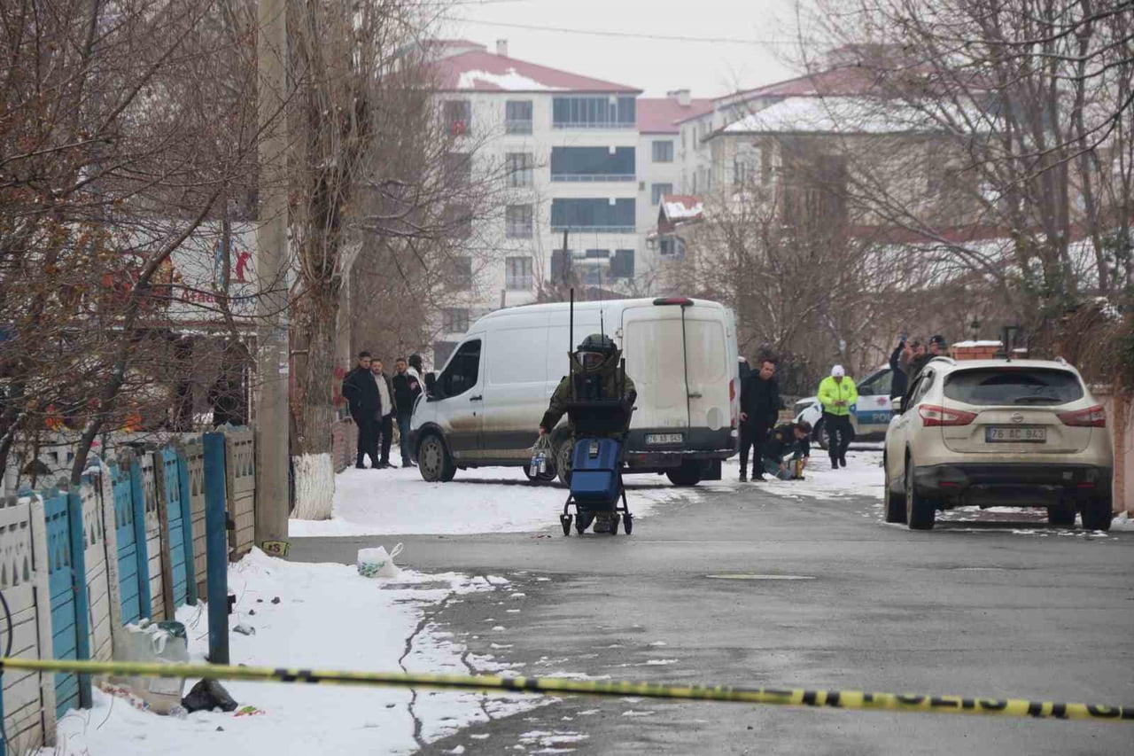 IĞDIR’DA ŞÜPHELİ ÇANTA KORKUTTU, İÇİNDEN ÇOCUK KIYAFETLERİ ÇIKTI
