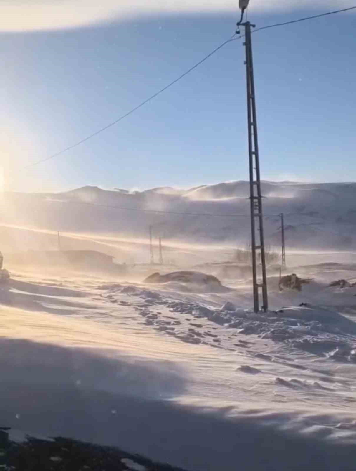 IĞDIR’IN YÜKSEK KESİMLERİNDE TİPİ VE FIRTINA HAYATI OLUMSUZ ETKİLİYOR