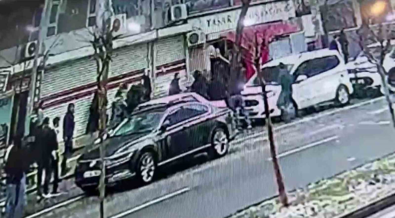 İKİ AİLE ARASINDA ÇIKAN KAVGASI GÜVENLİK KAMERASINA YANSIDI.