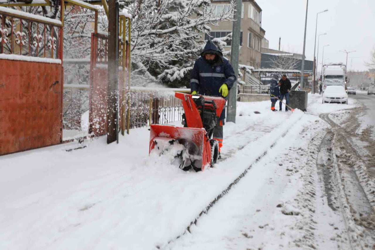 İL GENELİNDE YOĞUN KAR YAĞIŞININ BAŞLAMASIYLA BİRLİKTE MELİKGAZİ BELEDİYESİ EKİPLERİ ULAŞIMIN...