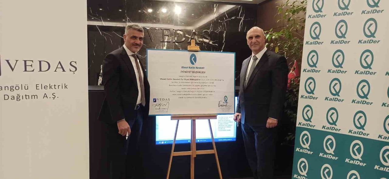 İMZA TÖRENİ, VEDAŞ GENEL MÜDÜRÜ AHMET SAİT AKBOĞA (SOLDA) VE KALDER ANKARA ŞUBESİ YÖNETİM KURULU...