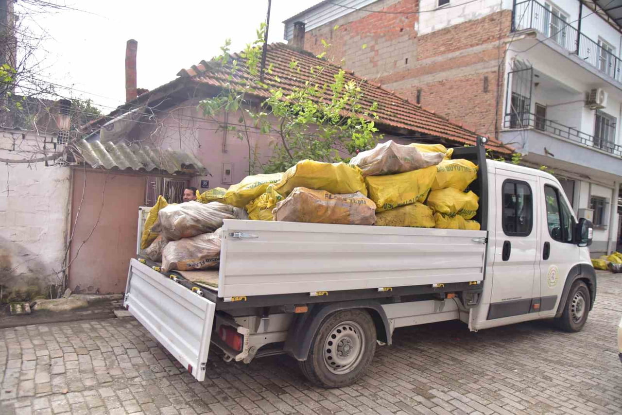 İNCİRLİOVA BELEDİYESİ’NDEN AİLELERE YAKACAK DESTEĞİ