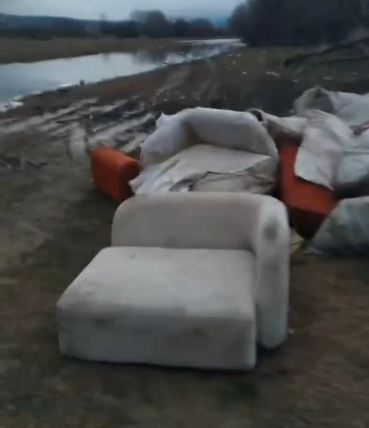 İNEGÖL'DE MOLOZ DOLU ÇUVALLAR İLE ATIK MOBİLYALARI BOĞAZKÖY BARAJI MEVKİİNE ATARAK ÇEVRE...
