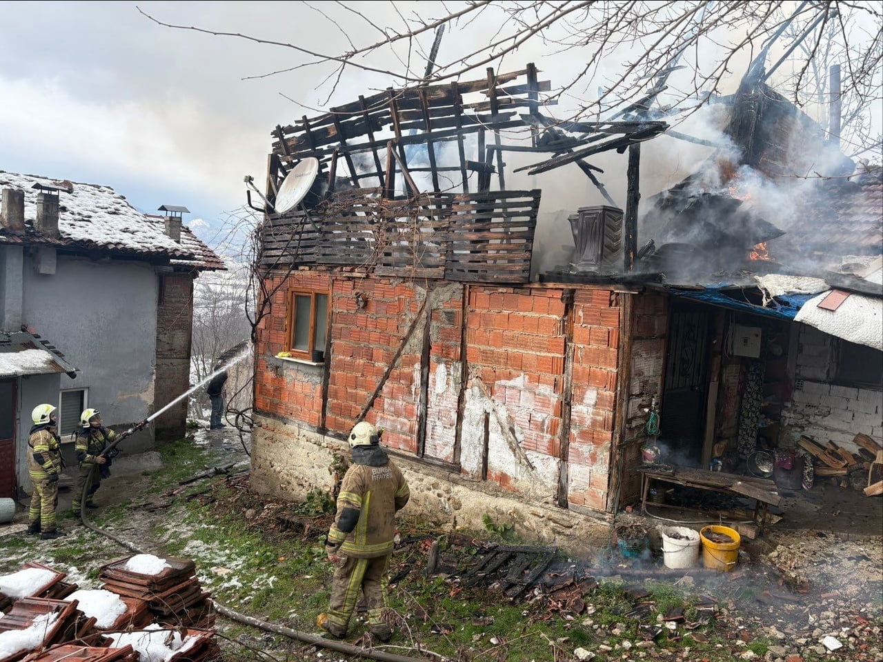 İNEGÖL’DE KORKUTAN YANGIN: TEK KATLI EV KÜLE DÖNDÜ