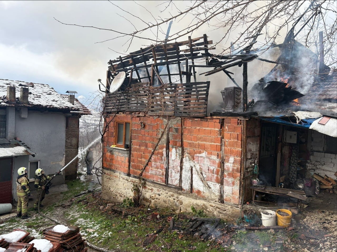 İNEGÖL’DE KORKUTAN YANGIN: TEK KATLI EV KÜLE DÖNDÜ