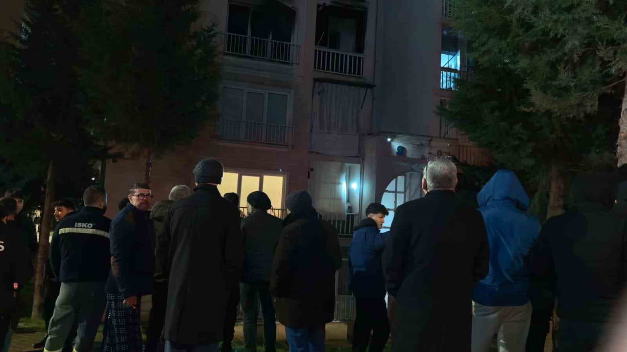 İNEGÖL TOKİ KONUTLARINDA YANGIN: 1'İ ÇOCUK 3 KİŞİ DUMANDAN ETKİLENDİ