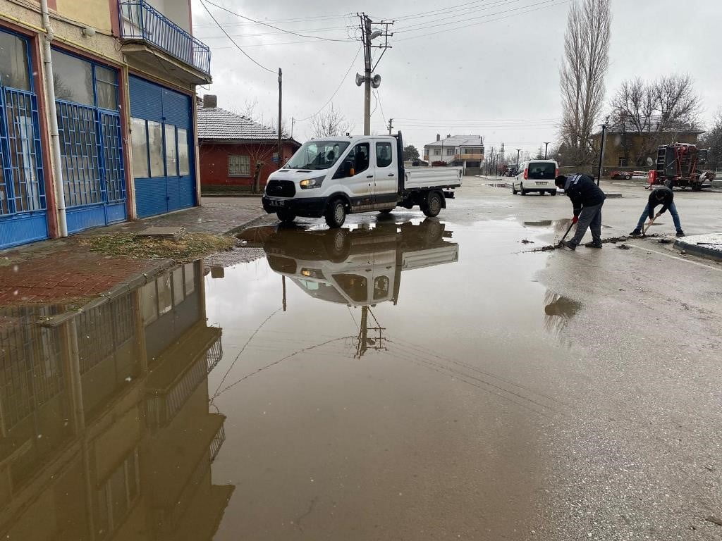 İNÖNÜ BELEDİYESİ, İLÇEDE SU BASKINLARINA VE BUZLANMAYA NEDEN OLAN TIKALI YAĞMUR SUYU GİDERLERİNİ...