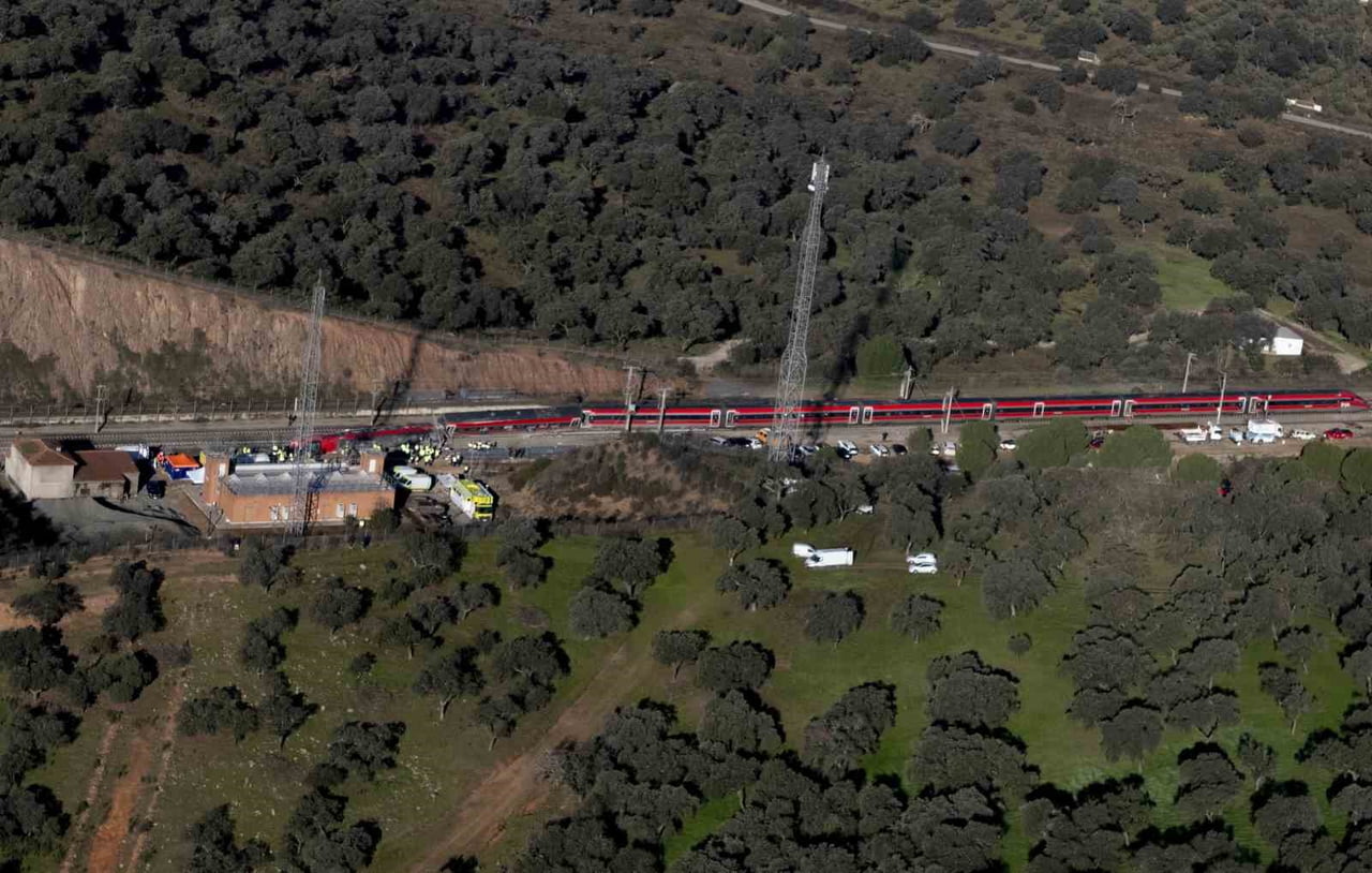 İSPANYA'DA İKİ HIZLI TRENİN ÇARPIŞTIĞI KAZADA CAN KAYBI 41'E YÜKSELİRKEN İSPANYA BAŞBAKANI PEDRO...