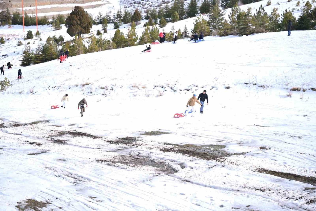 ISPARTA BELEDİYESİ TARAFINDAN HAFTA SONU DÜZENLENEN ÜCRETSİZ OTOBÜS SEFERLERİYLE DAVRAZ KAYAK...