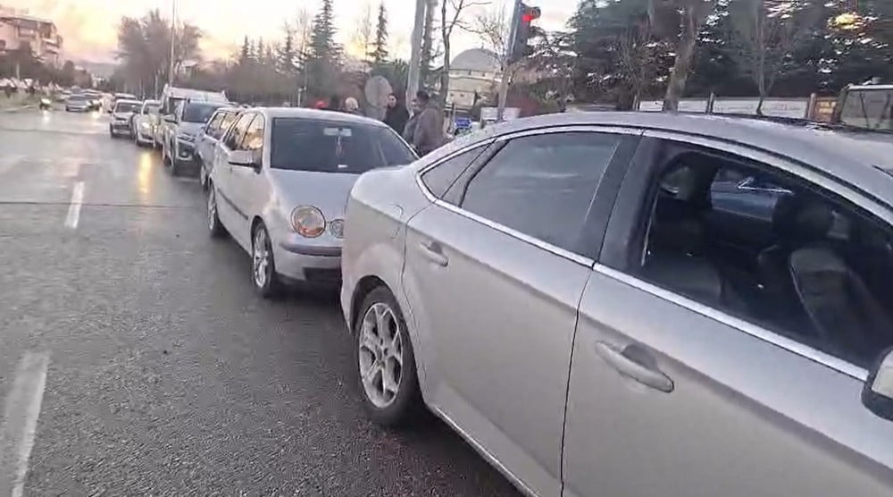 ISPARTA’DA CADDE ÜZERİNDE SEYİR HALİNDEKİ 7 OTOMOBİLİN KAVŞAKTA EN ÖNDEKİ ARACIN ANİ FREN YAPMASI...