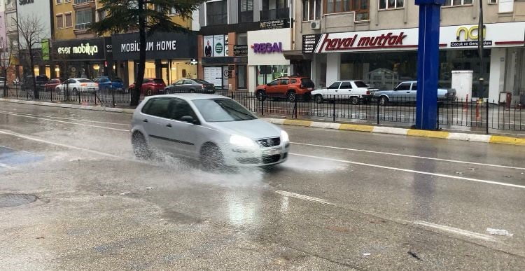 ISPARTA’DA GÜN BOYUNCA ARALIKLARLA ETKİLİ OLAN YAĞMUR AKŞAM SAATLERİNDE ŞİDDETİNİ ARTIRIRKEN...