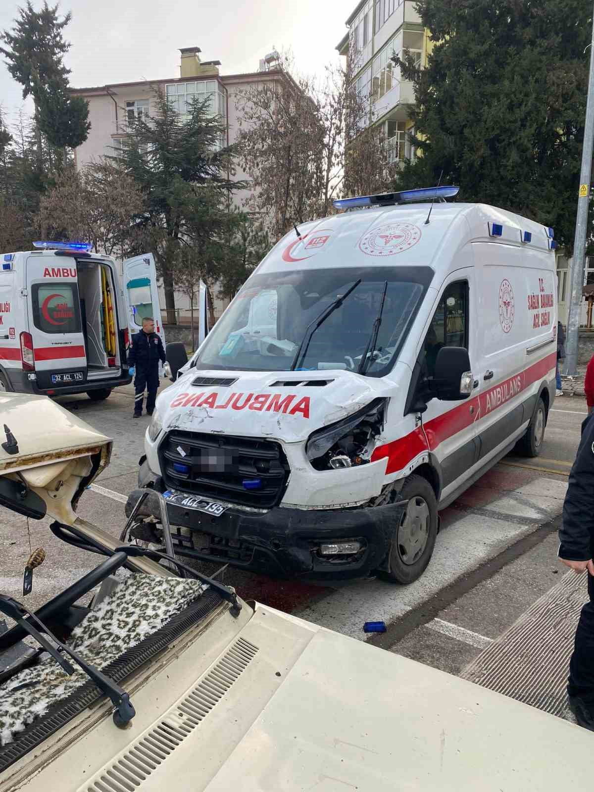 ISPARTA’DA OTOMOBİL İLE AMBULANSIN ÇARPIŞTIĞI KAZADA 2 KİŞİ YARALANDI