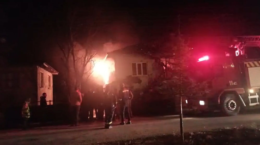 ISPARTA’NIN ŞARKİKARAAĞAÇ İLÇESİNDE, 2 KATLI MÜSTAKİL BİR EVİN ÇATISINDA ÇIKAN YANGIN KISA SÜREDE...