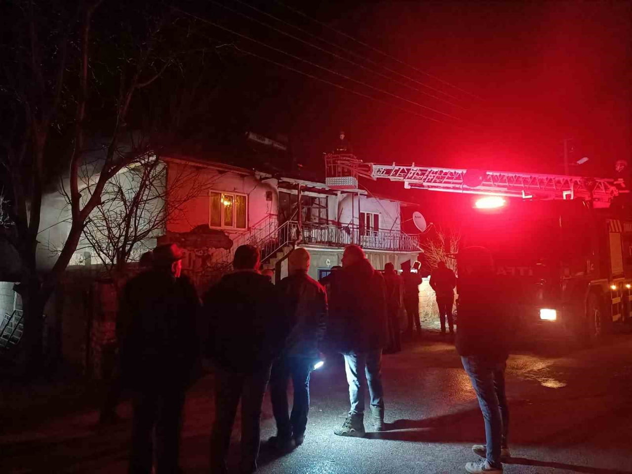 ISPARTA’NIN ŞARKİKARAAĞAÇ İLÇESİNDE, 2 KATLI MÜSTAKİL BİR EVİN ÇATISINDA ÇIKAN YANGIN KISA SÜREDE...