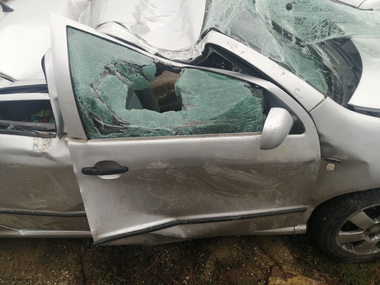 ISPARTA’NIN YALVAÇ İLÇESİNDE SÜRÜCÜSÜNÜN KONTROLÜNÜ KAYBETTİĞİ OTOMOBİL ŞARAMPOLE YUVARLANARAK...