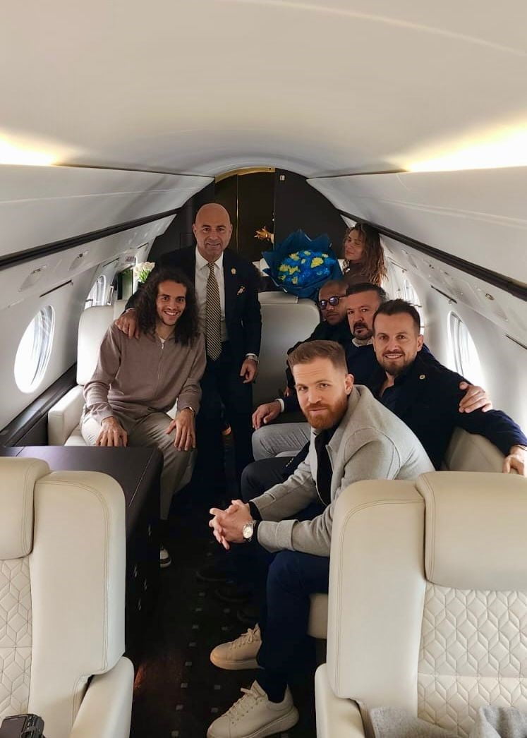 İSTANBUL'A GELEN UÇAKTAN MATTEO GUENDOUZİ VE FENERBAHÇELİ YÖNETİCİLERİN FOTOĞRAFI...