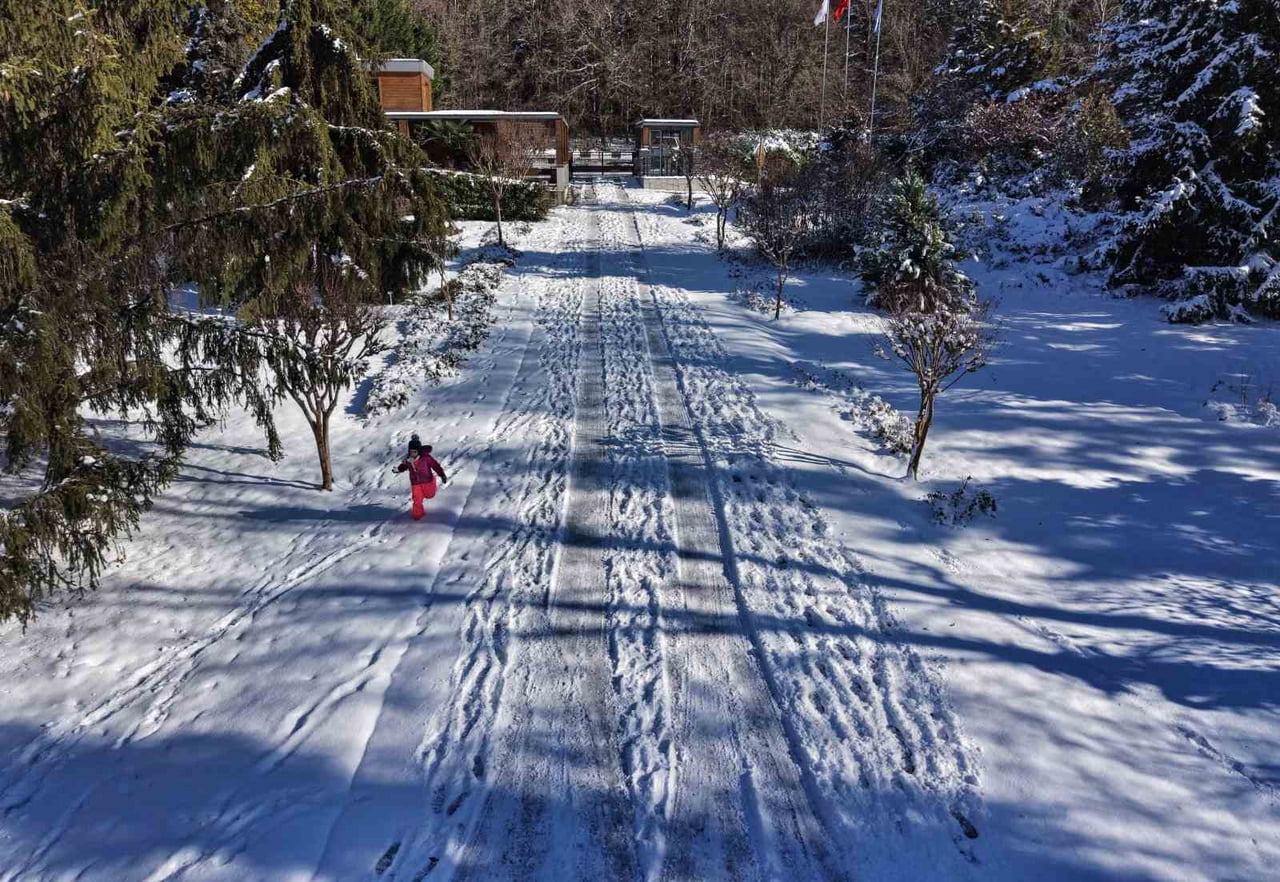 İSTANBUL'DA DÜN ETKİLİ OLAN KAR YAĞIŞI KENTİN KUZEY KESİMLERİNİ BEYAZA BÜRÜDÜ. BAZI İLÇELERDE...