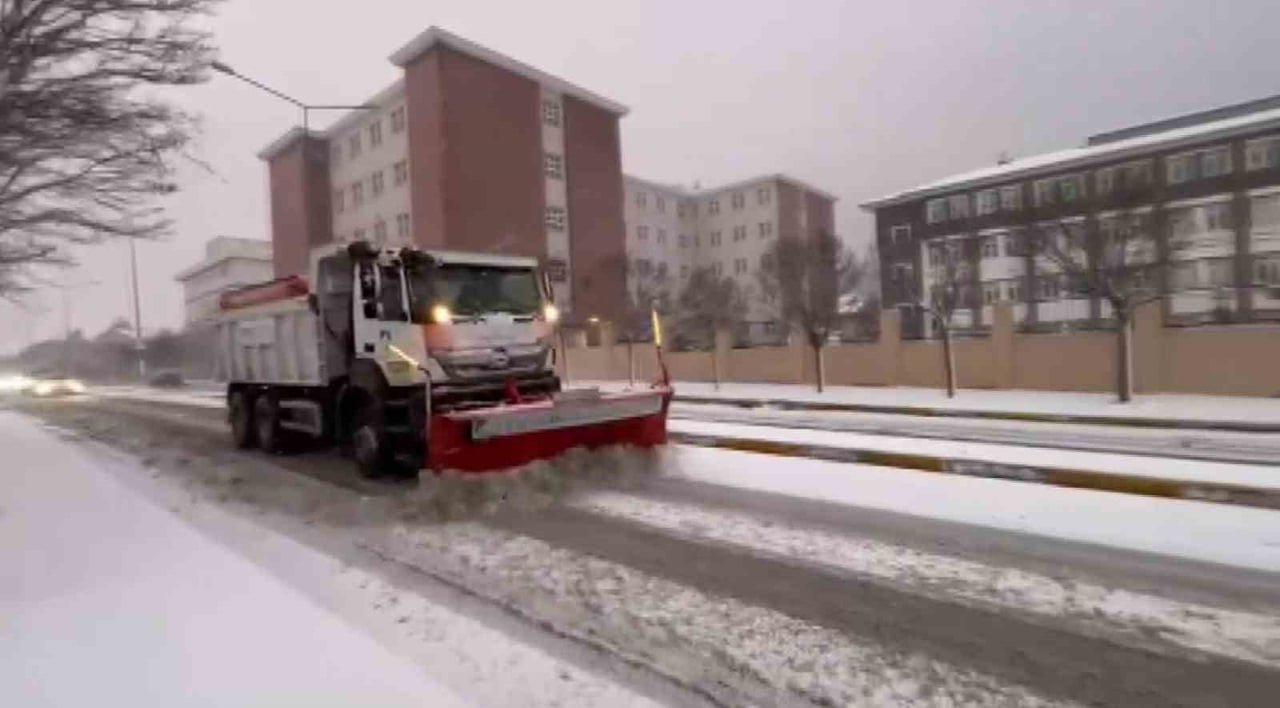İSTANBUL'DA DÜN GECE SAATLERİNDEN BU YANA SÜREN YOĞUN KAR YAĞIŞI, ÖZELLİKLE KENTİN YÜKSEK...