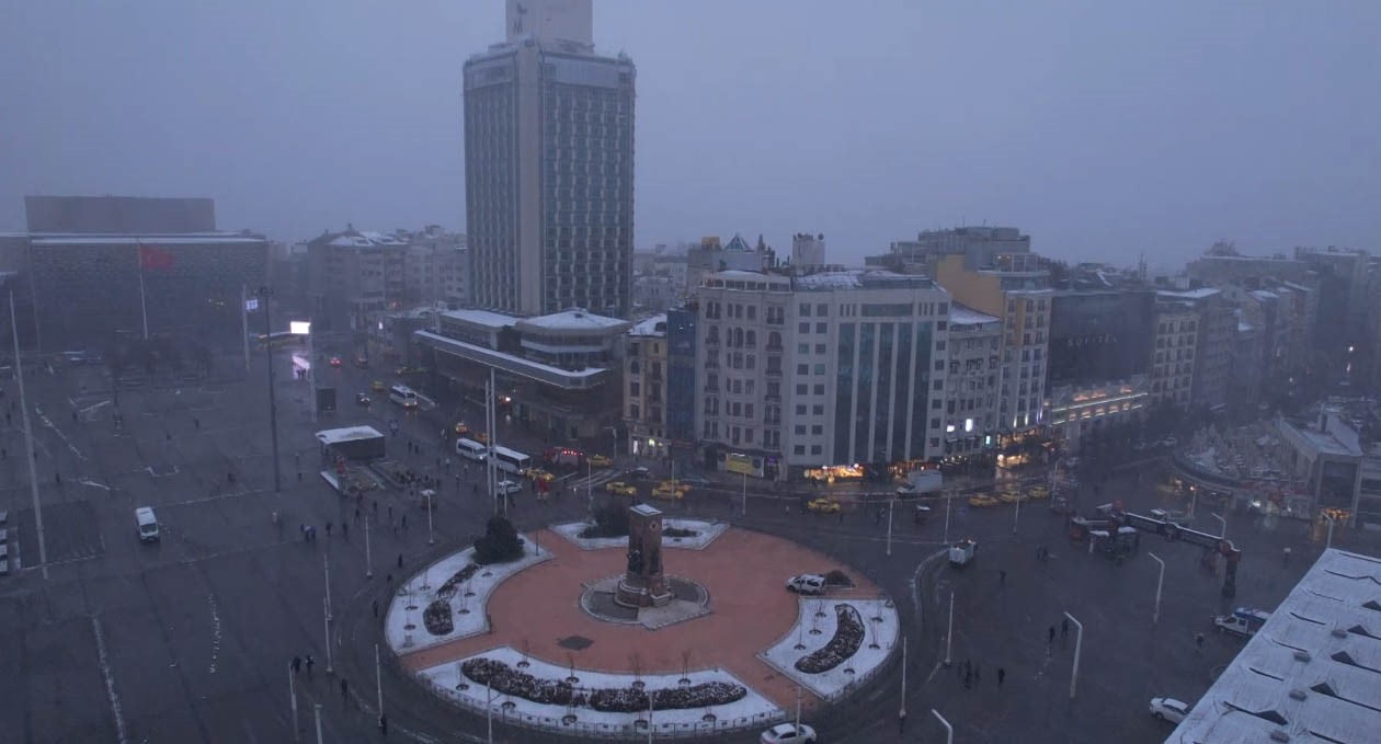 İSTANBUL'DA ETKİLİ OLAN KAR YAĞIŞIYLA BEYAZA BÜRÜNEN TAKSİM MEYDANI VE İSTİKLAL CADDESİ DRON İLE...