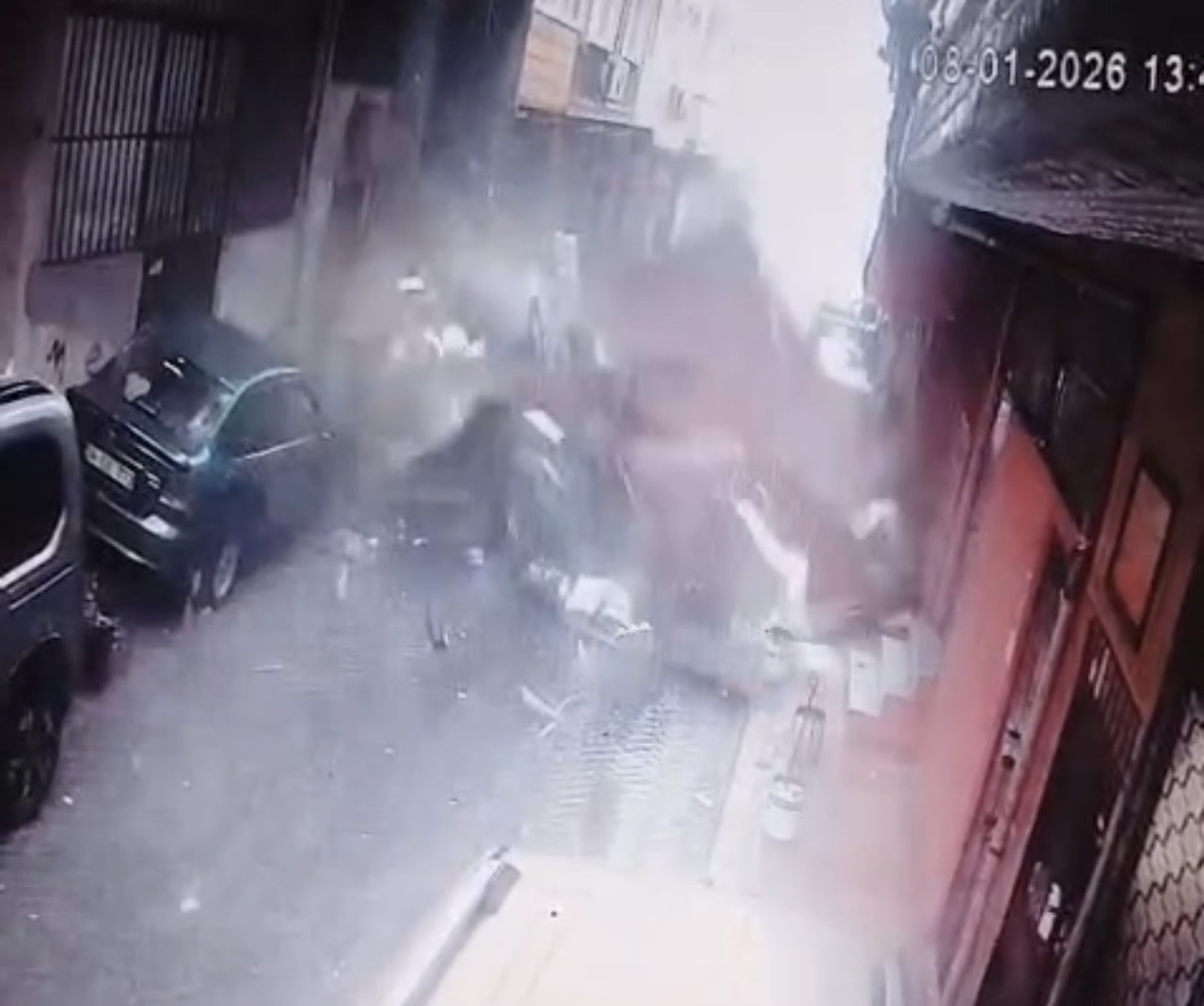 İSTANBUL'DA ETKİLİ OLAN KUVVETLİ LODOS, BEYOĞLU'NDA TEHLİKELİ ANLARA NEDEN OLDU. ŞİDDETLİ RÜZGARIN...